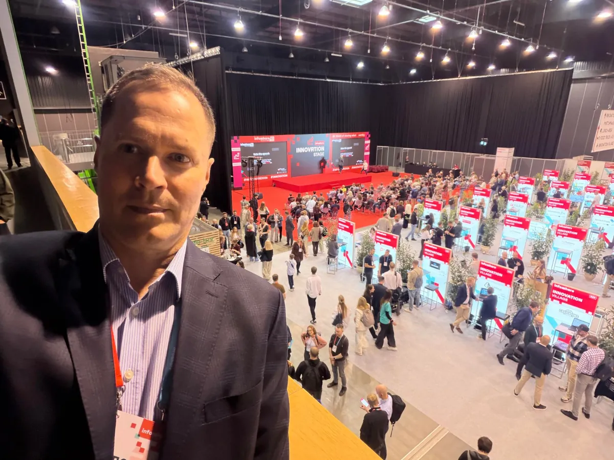 Widok z galerii na Innovation Stage i stoiska Innovation Village podczas Infoshare 2026