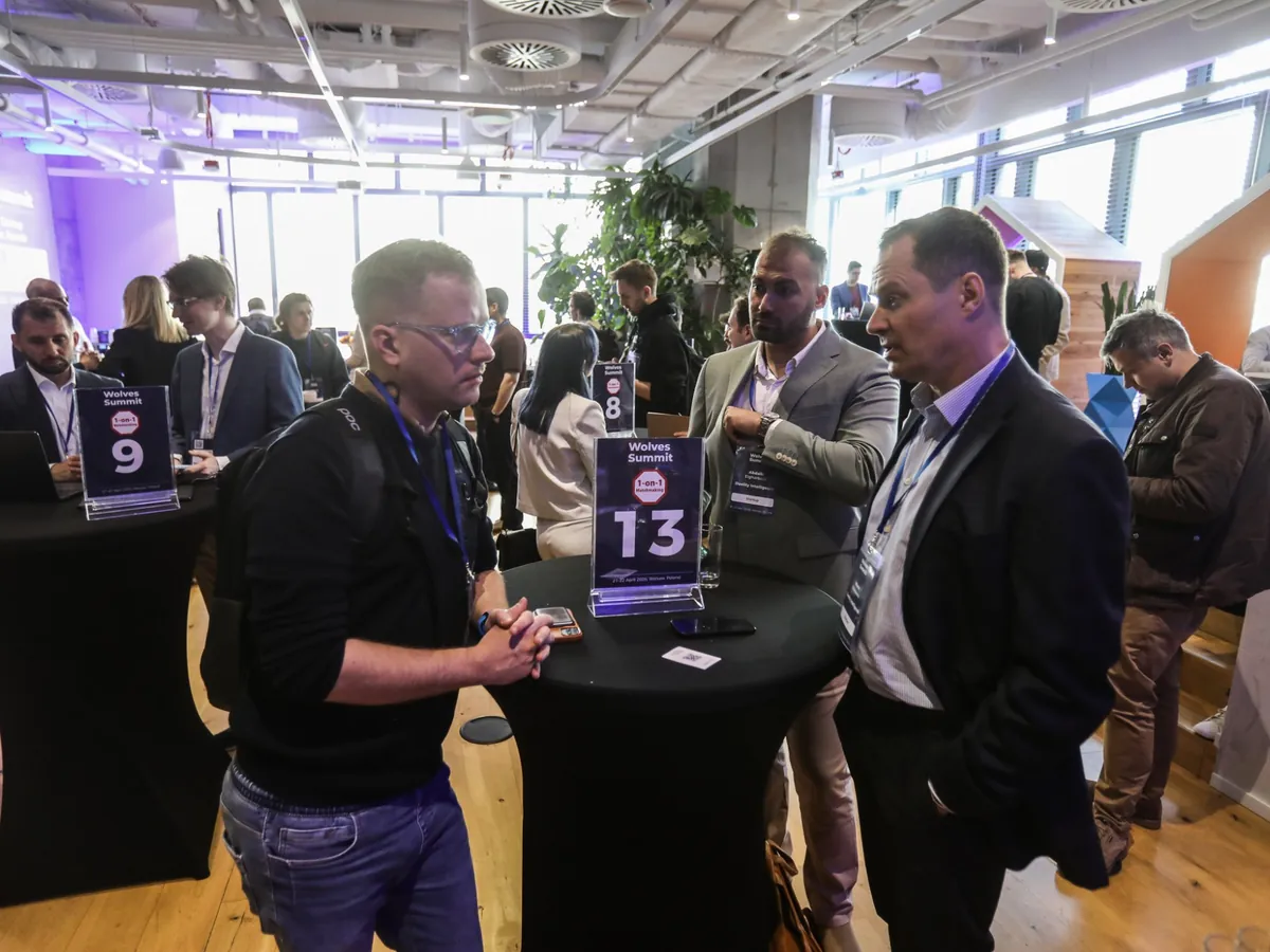 Rozmowy 1-on-1 przy stolikach Wolves Summit, w środku Abdalla Elgharbawi z Duelity Intelligence